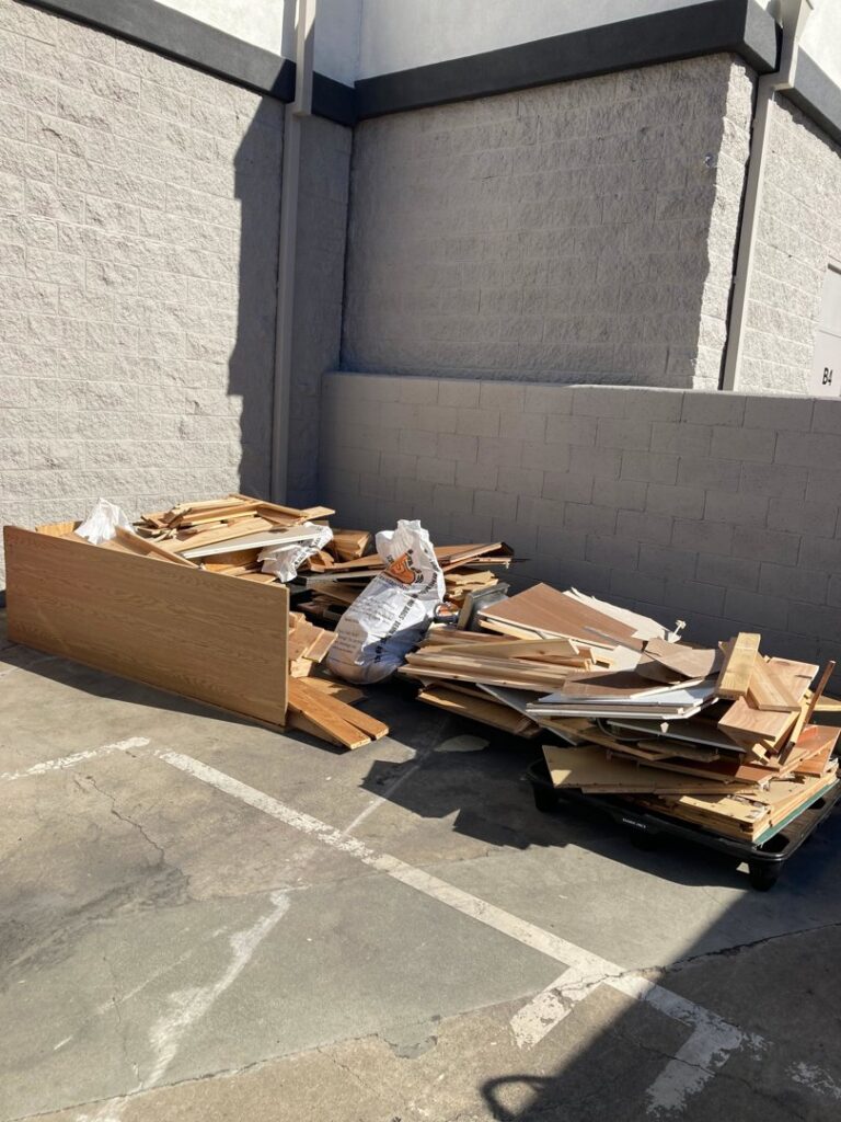 Business queued-photos - Junk Junkys