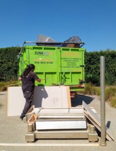 Business queued-photos - JunkMD